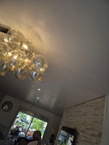 Photo de galerie - Spot au plafond.