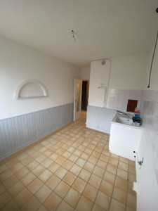 Photo de galerie - Detapissage/ ratissage plafond/ peinture murs et plafond / soubassement lambris ( après )