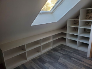 Photo de galerie - Fabrication et pose de rangements sous comble en melaminé blanc