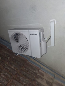Photo de galerie -  climatisation dos à dos fixée sur un toit  