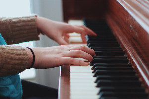 Photo de galerie - Je suis une pianiste semi-professionnelle (plus de 15 ans d’expérience) et je propose des cours particuliers de piano pour les adultes et les enfants adaptés à tous les niveaux, au rythme de chacun. 