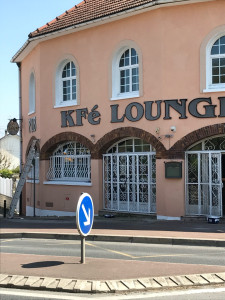 Photo de galerie - Mise en peinture de couche façade ferronnerie, soubassement et boiseries un travail de qualité à des prix abordables. Choisissez LP rénove