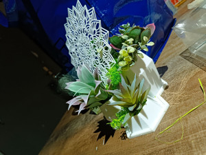 Photo de galerie - Impression 3D du support, des pots à fleurs et du mandalas. les fleurs ont été choisies par ma personne pour créer ce cadeau d'anniversaire. 