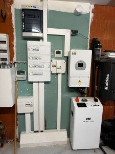 Photo de galerie - Mise aux norme d’un tableau électrique + installation onduleur solaire + batterie de stockage solaire