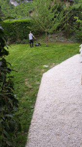 Photo de galerie - Entretien de jardin/ réalisation d’entrée en gravier blanc 