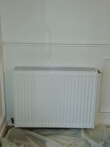 Photo de galerie -  Pose de radiateur de chauffage sur mesure : Prise de côtes, adaptation des raccordements et fixation.

​Mise en service et purge du circuit : Évacuation de l'air pour garantir une chauffe optimale et un fonctionnement silencieux.

