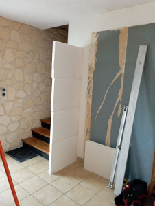 Photo de galerie - Création d' un placard avec montage d'une cloison en plaque de plâtre.
sur le mur du fond, pose de pierres de parement.