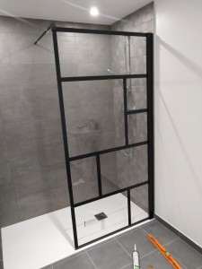 Photo de galerie - Pose d'une paroi de douche et réalisation des joints d'étanchéité.