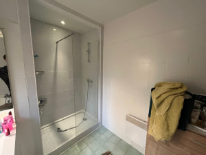 Photo de galerie - Réfection coin douche suite à des fuites importantes , enlèvement du vieux bac à douche , des cloisons pourris . réalisation des cloisons placo marine , pose du nouveau receveur , étanchéité sous carrelage + faïence et pose de la paroi vitrée. 