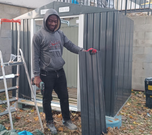 Photo de galerie - Montage complet d’un abri de jardin en métal 