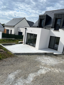 Photo de galerie - Création d’une terrasse en béton + mur pour soutènement du jardin 