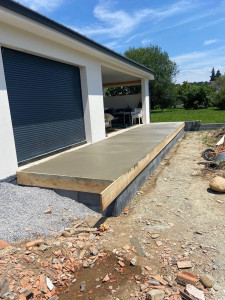 Photo de galerie - Préparation d’une dalle en béton armé pour une terrasse extérieure ! Réalisation du coffrage et mise en place du treillis soudé avant coulage du béton. Un travail précis et soigné pour garantir une structure solide, résistante et durable !