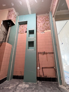 Photo de galerie - Réaménagement d’une salle de bains avec création d’une niche plus emplacement pour meubles a venir et plafond.