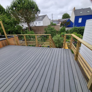 Photo de galerie - -Pose de lame de terrasse. 