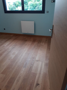 Photo de galerie - Pose parquet / radiateur 