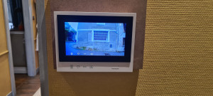 Photo de galerie - Installation visiophone avec transformateur au tableaux avec deux écran et gache électrique. 