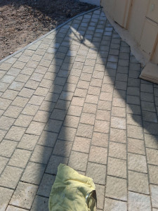 Photo de galerie - Pose de pavés autobloquants avec joints devant une entrée de maison.