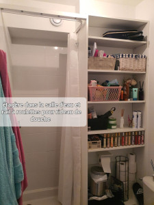 Photo de galerie - Étagère sur mesure dans salle d'eau, avec pose de rail pour rideau de douche. 