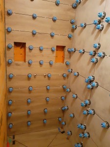 Photo de galerie - Création d'une douche à l'italienne en lieu et place d'une cabine de douche, démolition, création d'une chape et pose du siphon. Etanchéité de douche (natte kerdi), pose de la faîence et du carrelage. 