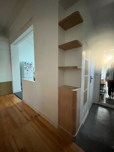 Photo de galerie - Fabrication et pose de trois étagères avec fixation invisible, coffrage et plinthes en arrondis