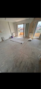 Photo de galerie - Rénovation complète d’un sol d’appartement en béton ciré. Avant