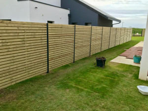 Photo de galerie - Pose claustra bois et poteaux alu