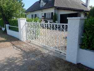 Photo de galerie - Peinture murets d'enceinte et portail fer forgé.