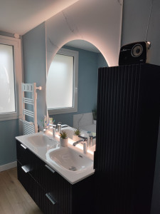 Photo de galerie - Installation meuble de SDB, pose de miroir et installation électrique.