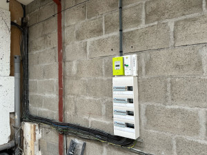 Photo de galerie - Déplacement d’un tableau électrique domestique (d’une chambre à un garage) avec identification de tous les circuits ainsi que attribution des calibres adéquats