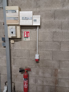 Photo de galerie - Tableau secondaire et prise rouge triphasé. 