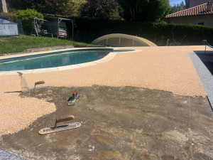 Photo de galerie - Sol en Résine autour piscine