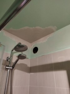 Photo de galerie - Enduit complète sur mur de douche écaillé, humide