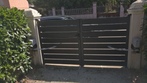 Photo de galerie - Pose d'un portail aluminium sur mesure et pose d'une motorisation professionnelle DEA.
