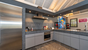 Photo de galerie - Pose de cuisine dans villa de luxe.