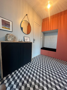 Photo de galerie - Aménagement complet d'une entrée: carrelage, peinture, dressing, et création d'un meuble sur mesure.