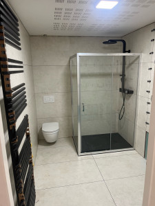 Photo de galerie - Pose d’une cabine de douche avec mitigeur 