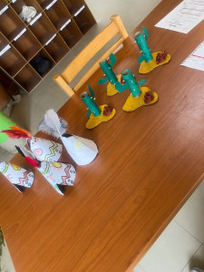 Photo de galerie - Activité faite avec les enfants avec un thème indiens et cow-boy.