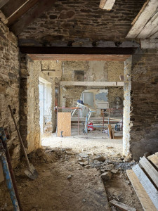 Photo de galerie - Sciage et ouverture dans un mur en pierre, et pose de HEA 