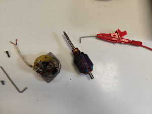 Photo de galerie - Réparation d'un moteur de portail HS