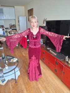 Photo de galerie - Un ensemble jupe sirène et haut gothiques velours et dentelles