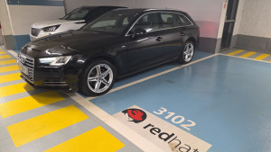 Photo de galerie - Nettoyage véhicule sur un parking d'entreprise 