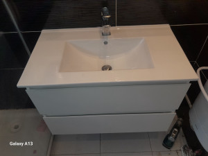 Photo de galerie - Meuble de salle de bain suspendu avec la vasque