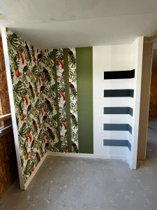 Photo de galerie - Fabrication d’une cloison ainsi que papier peint, peinture 