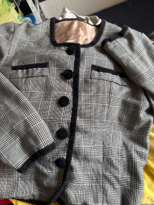 Photo de galerie - Veste esprit couture – confection en Prince-de-Galles, raccords de motifs, doublure, poches plaquées, manches montées, finitions contrastées et boutons recouverts.