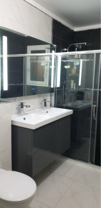 Photo de galerie - Installation toilette et meubles suspendus, réfection douche 