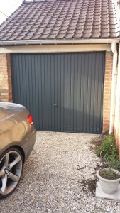 Photo de galerie - Décapage d'une porte de garage  en galvanisé plus peinture 
