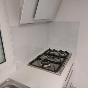 Photo de galerie - Pose d une credence en verre
