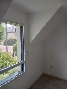 Photo de galerie - Rénovation complète des murs d'une chambre avec peinture blanche de qualité. Travail minutieux, finitions soignées et chantier laissé propre.