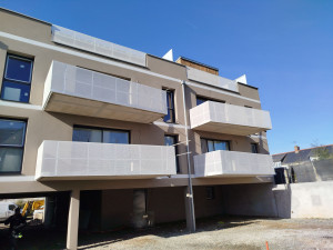 Photo de galerie - Garde corps de balcon habillés en tôle perforées 