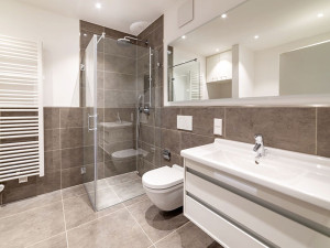 Photo de galerie - Pose carrelage - Meuble vasque et miroir lumineux 